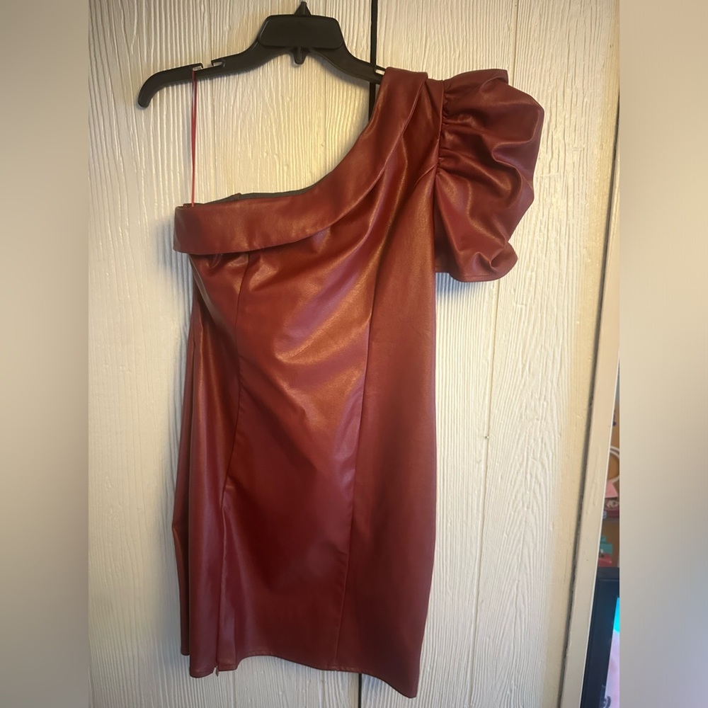 TCEC MAROON OFF THE SHOULDER MINI DEESS